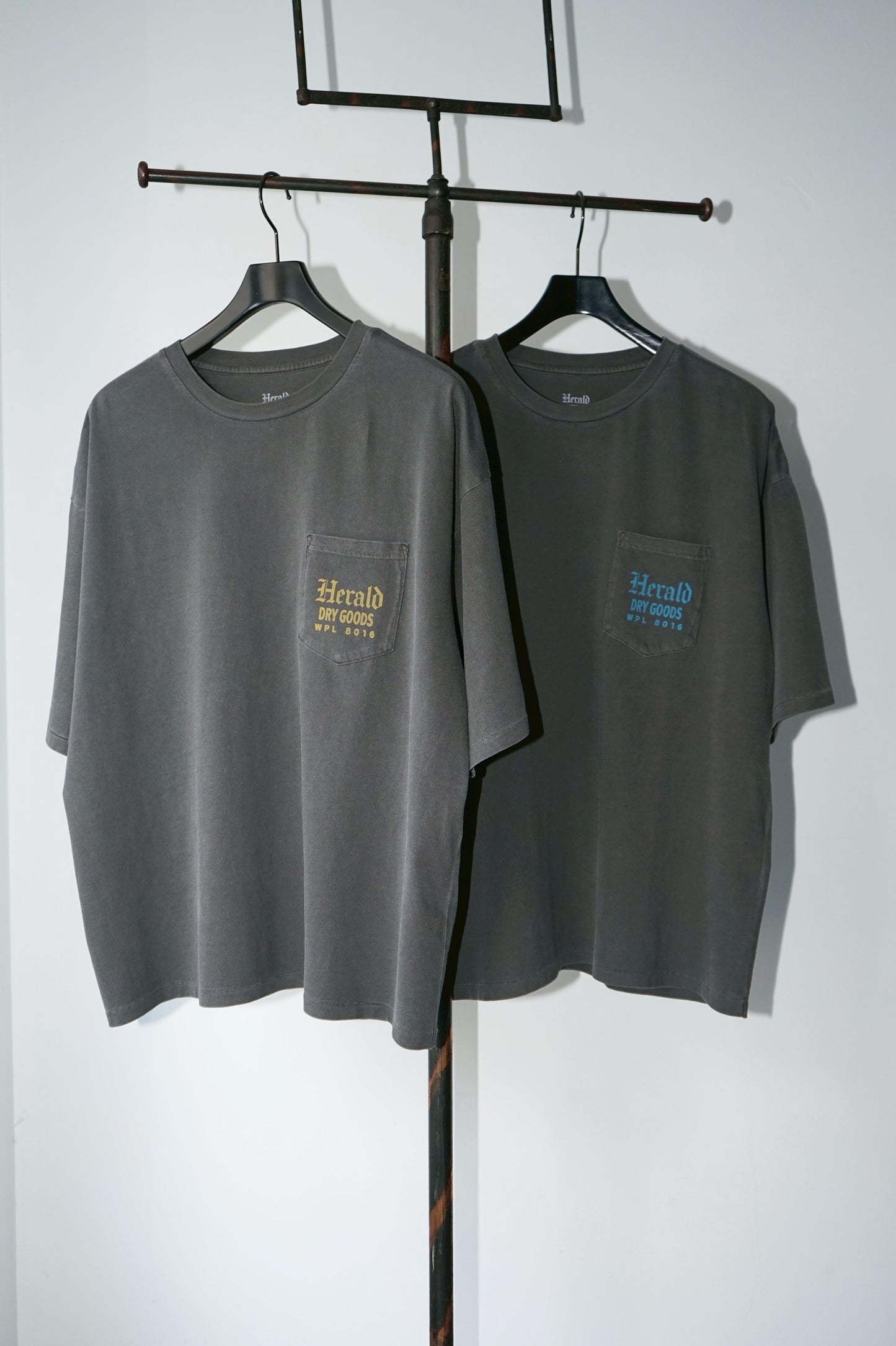 BLACK CATS POCKET TEE Herald × NUTS ART WORKS