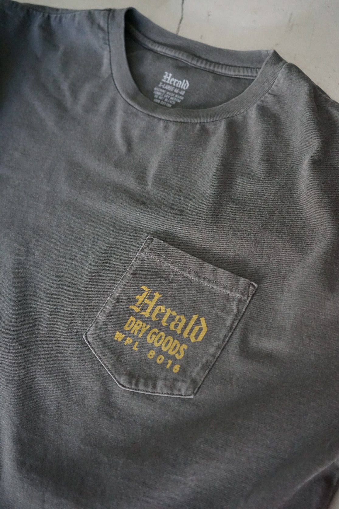 BLACK CATS POCKET TEE Herald × NUTS ART WORKS
