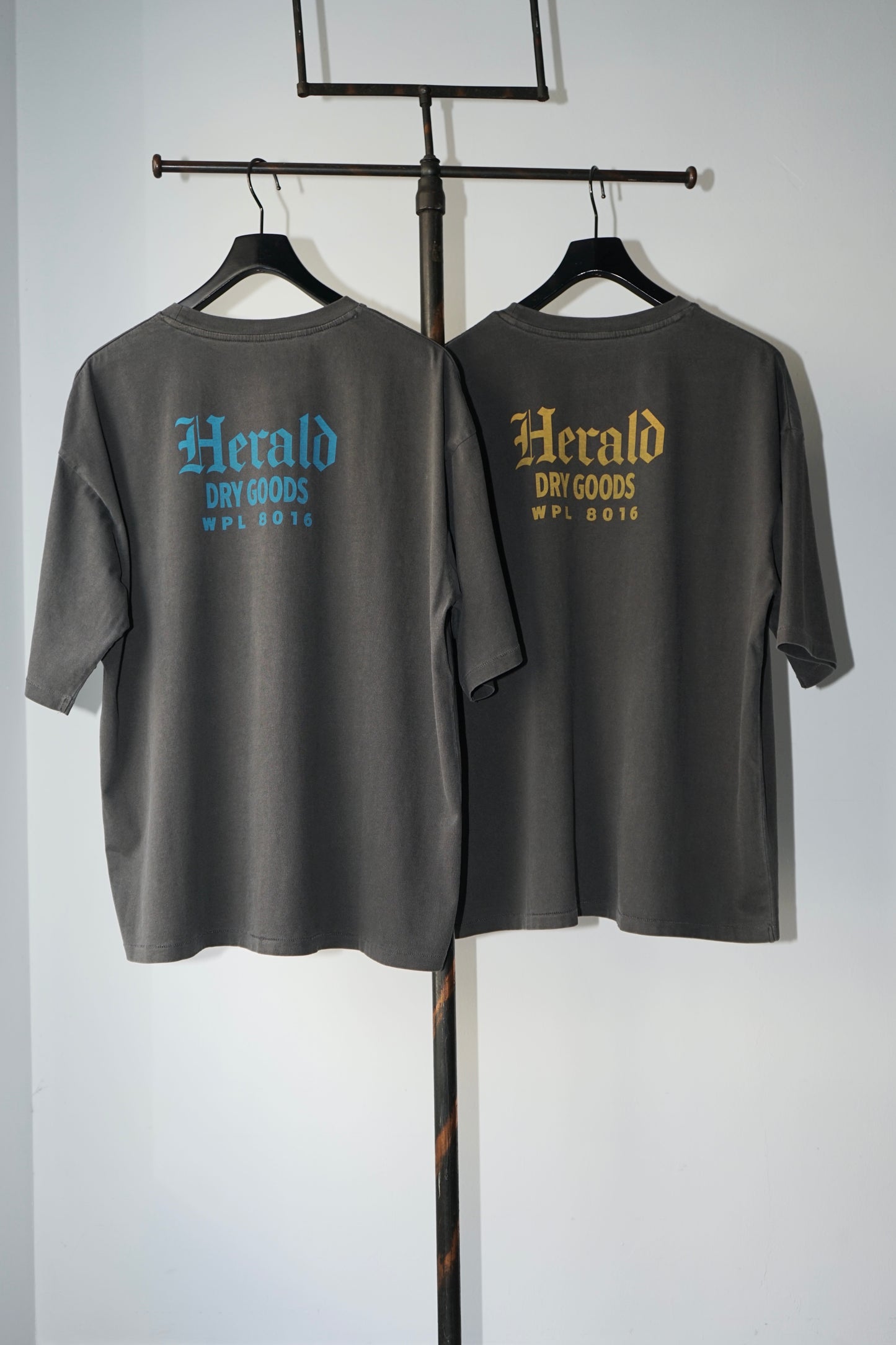 BLACK CATS TEE Herald × NUTS ART WORKS