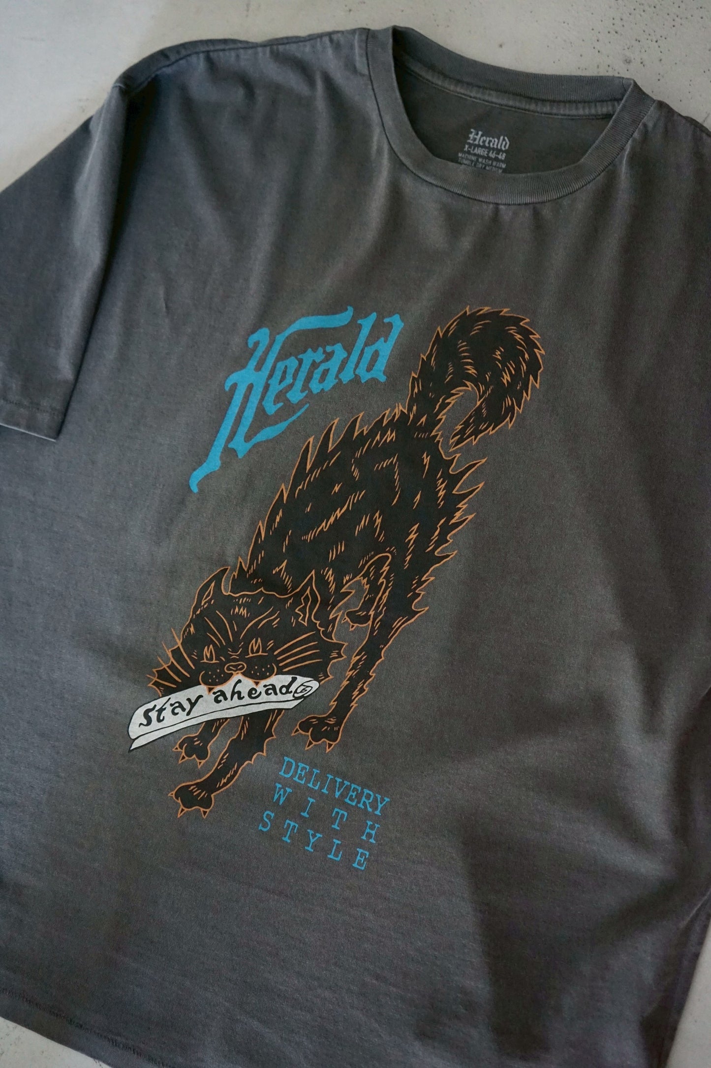BLACK CATS TEE Herald × NUTS ART WORKS